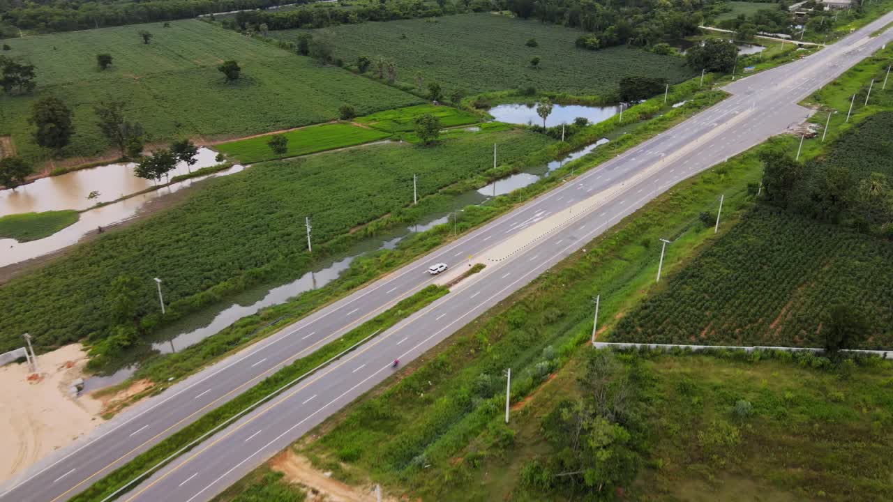 공중: 태국 북부의 고속도로에서 트럭을 따라가는 드론