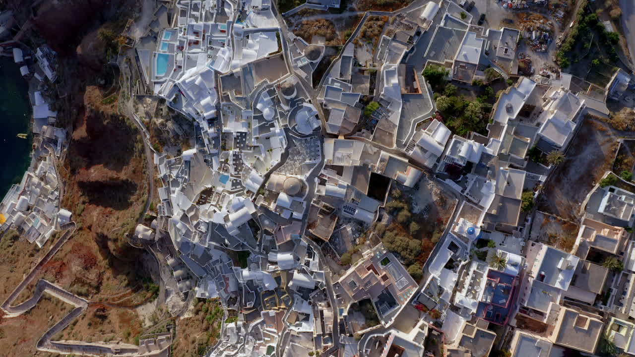 vista aérea de pájaro de oia en santorini, grecia durante la puesta de sol, 4k prores