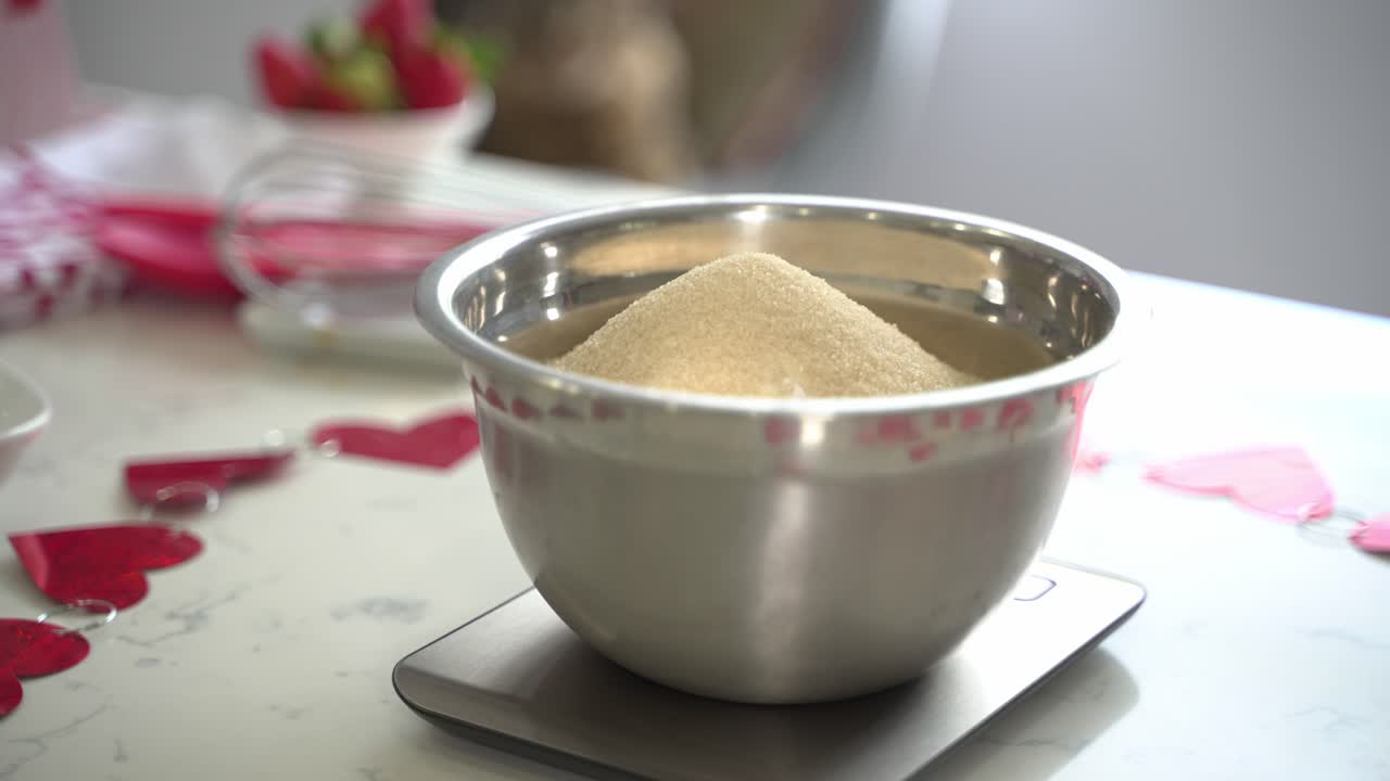 타비 고양이와 갈색 설탕을 은 은 특별한 발렌타인 데이 케이크를 만들고 채식주의자 초콜릿 케이크 달없는 식물 기반 유제품 무료