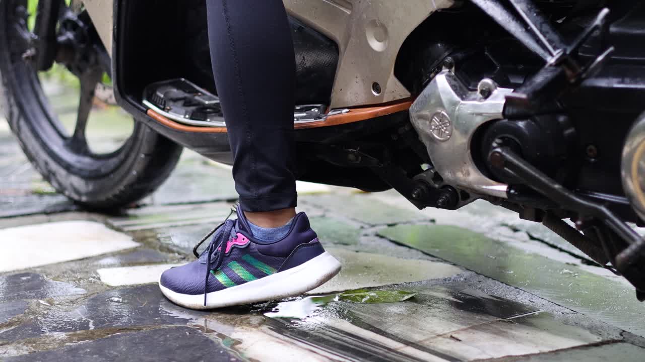 시간이 지남에 따라 오토바이 키크 스탠드를 배포하는 사람