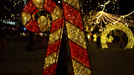 &quot;bastón-De-Caramelo&quot;-Ornamental-Gigante-De-Navidad-En-El-Parque-Landsdowne,-En-Ottawa,-Canadá,-En-Cámara-Lenta