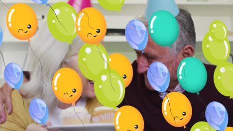 Animation-Von-Luftballons-über-Einem-älteren-Kaukasischen-Paar-Mit-Partyhüten,-Das-Einen-Videoanruf-Führt