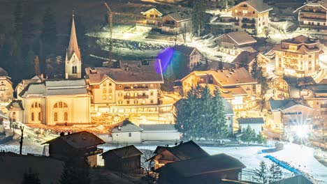 Una-Vista-Nocturna-Completa-Del-Centro-De-La-Ciudad-En-Al-Plan,-Tirol-Del-Sur,-Italia