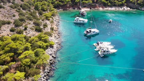 Luftdrohnenvideo-Der-Kleinen-Bucht-Von-Mpisti-Auf-Der-Malerischen-Insel-Ydra-Oder-Hydra,-Saronischer-Golf,-Griechenland