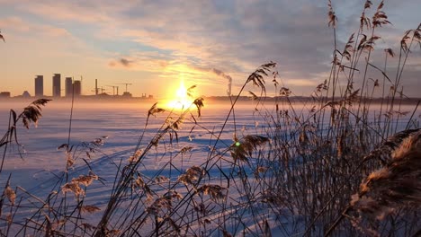 mágico atardecer paisaje de invierno, hora de oro