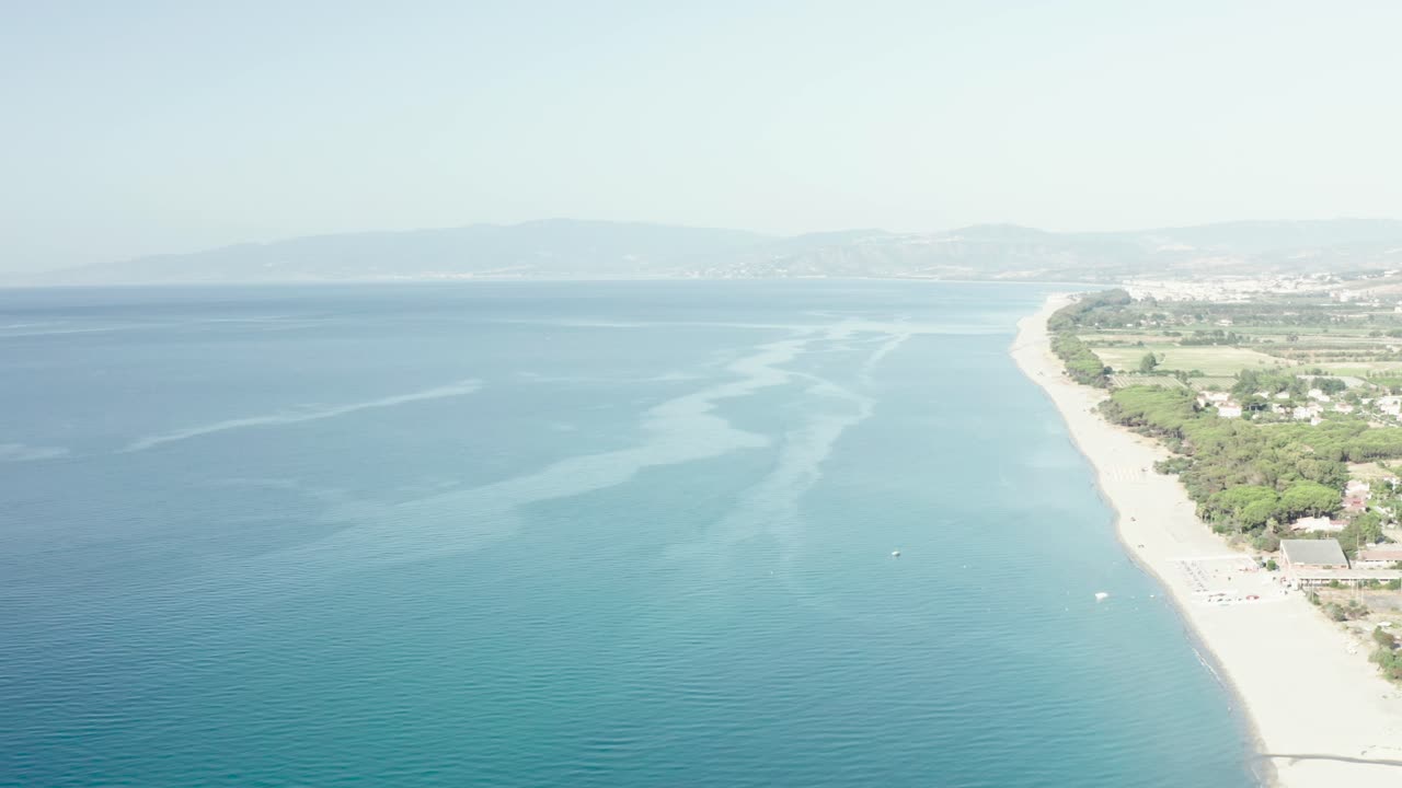 화창한 날 아름다운 지중해와 해변의 공중 전망, 바다와 언덕 산, 시메리 마레, 칼라브리아, 이탈리아 남부