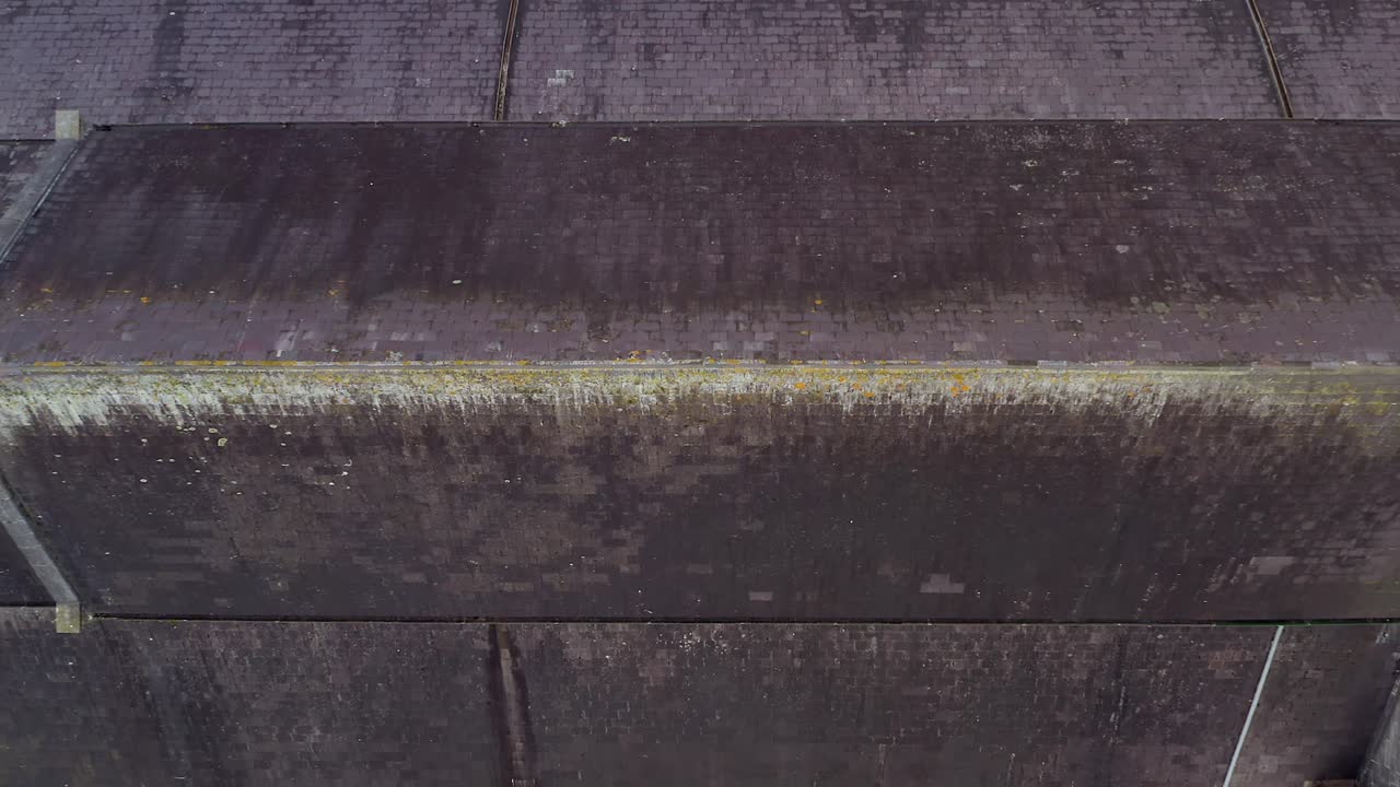 발리나슬로 (ballinasloe) 에 있는 세인트 마이클 교회 (st. michael's church) 의 지붕의 부분이 모스로 여 있고, 드론이 아오르고 있다.