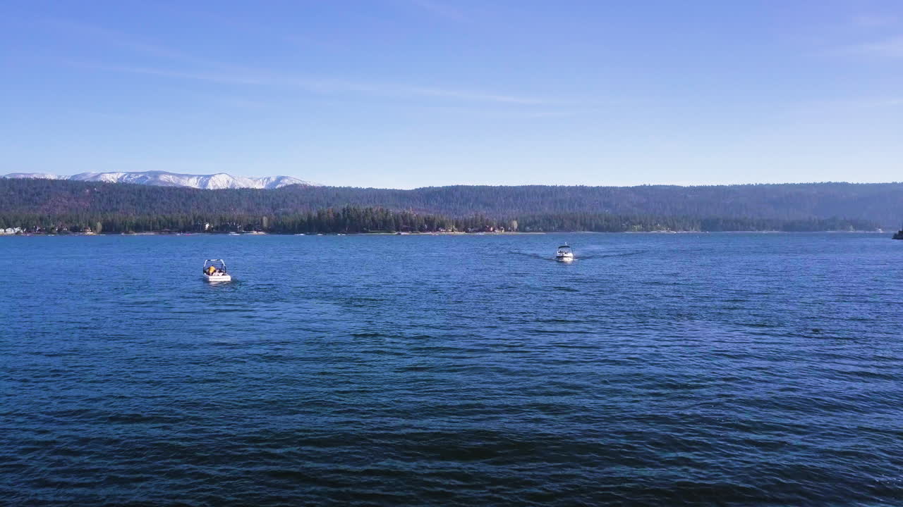 여름날 미국 빅베어 호수 담수에 떠 있는 레저 보트