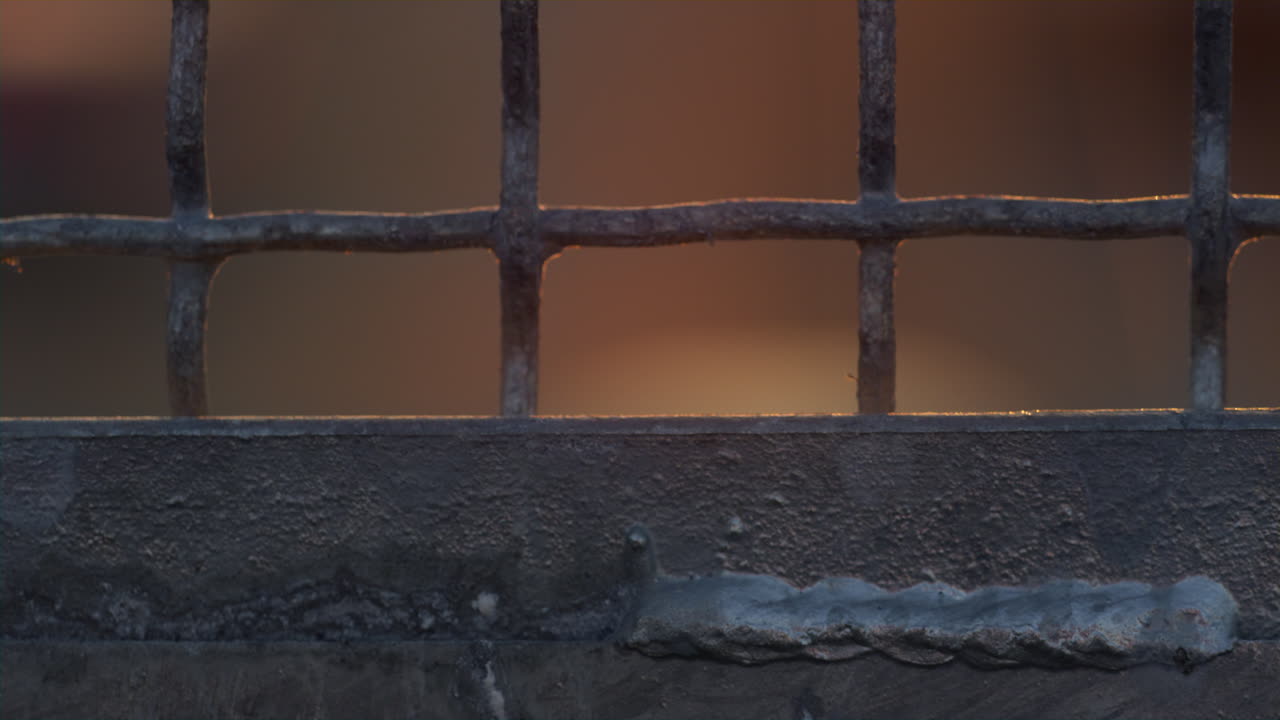 거친 금속망망 클로즈업. 밖에서 사각형  ⁇ 질 그리드 표면.