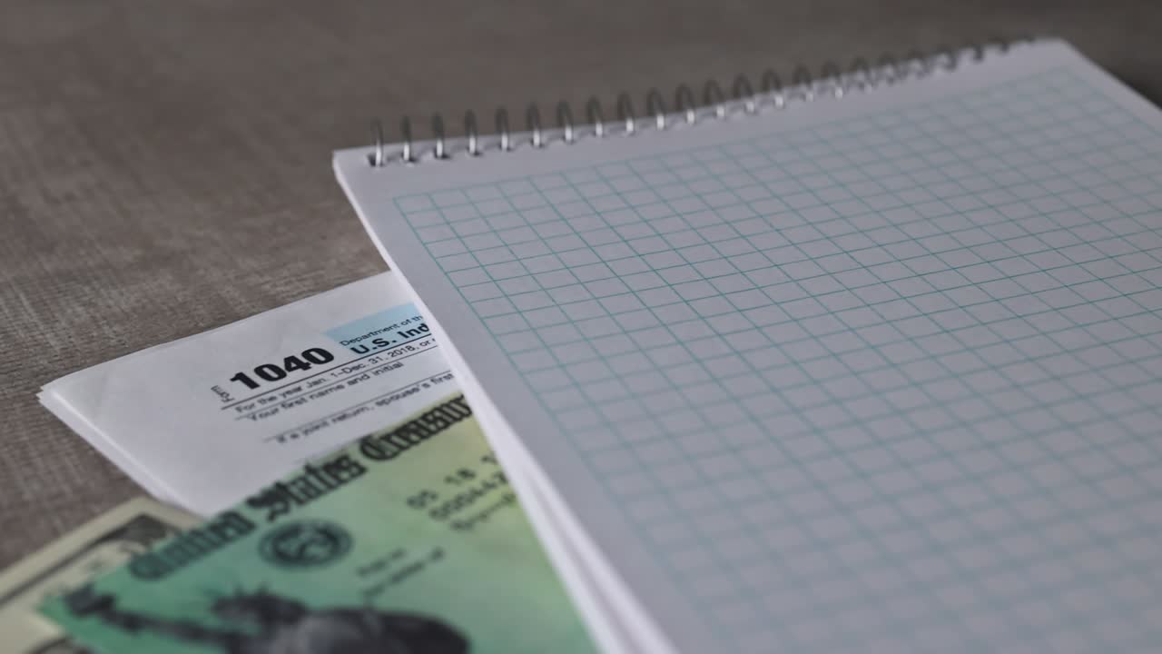 1040 개별 소득세 신고 자극 경제 세금 신고 체크와 나선형 노트 패드