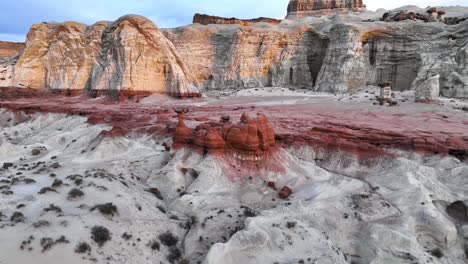 Arenisca-Blanca-Con-Rocas-Rojas-Que-Rodean-Los-Hoodoos-De-Setas-Venenosas-En-Kanab-Utah---Disparo-Aéreo-De-Drones