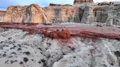 piedra arenisca blanca con rocas rojas que rodean los hoodoos de hongos en kanab utah - toma aérea de un dron