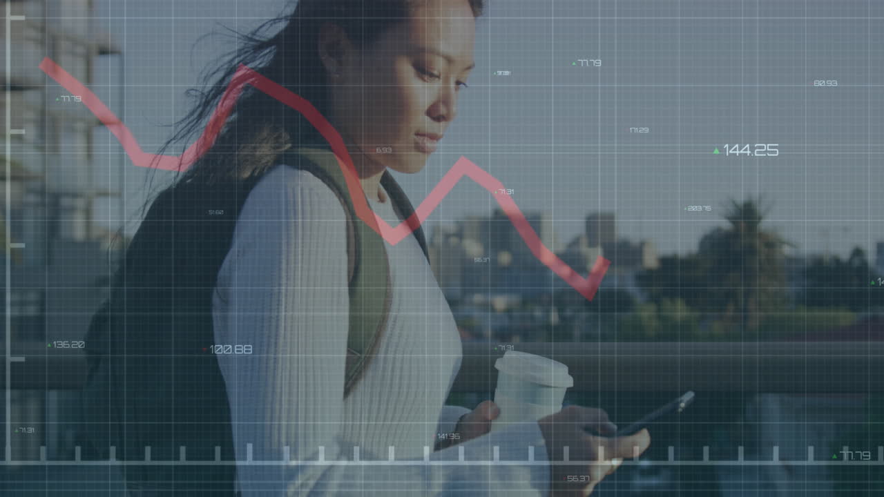 animação de processamento de dados sobre mulher biracial usando smartphone