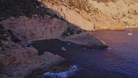 Drone-Está-Volando-Hacia-Una-Pequeña-Bahía-Con-Un-Barco