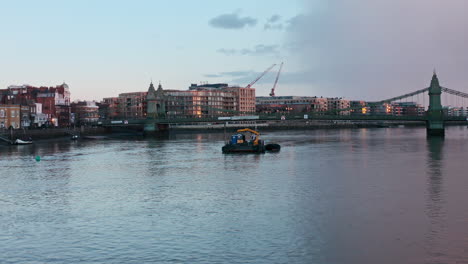 Disparo-De-Un-Dron-Bajo-Sobre-El-Río-Támesis-Y-El-Puente-De-Hammersmith-Por-La-Noche