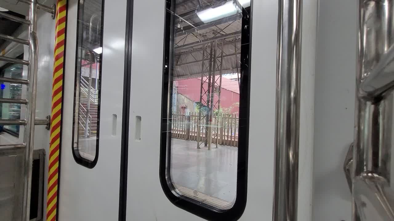 뭄바이 ac 로컬 열차의 문 개폐