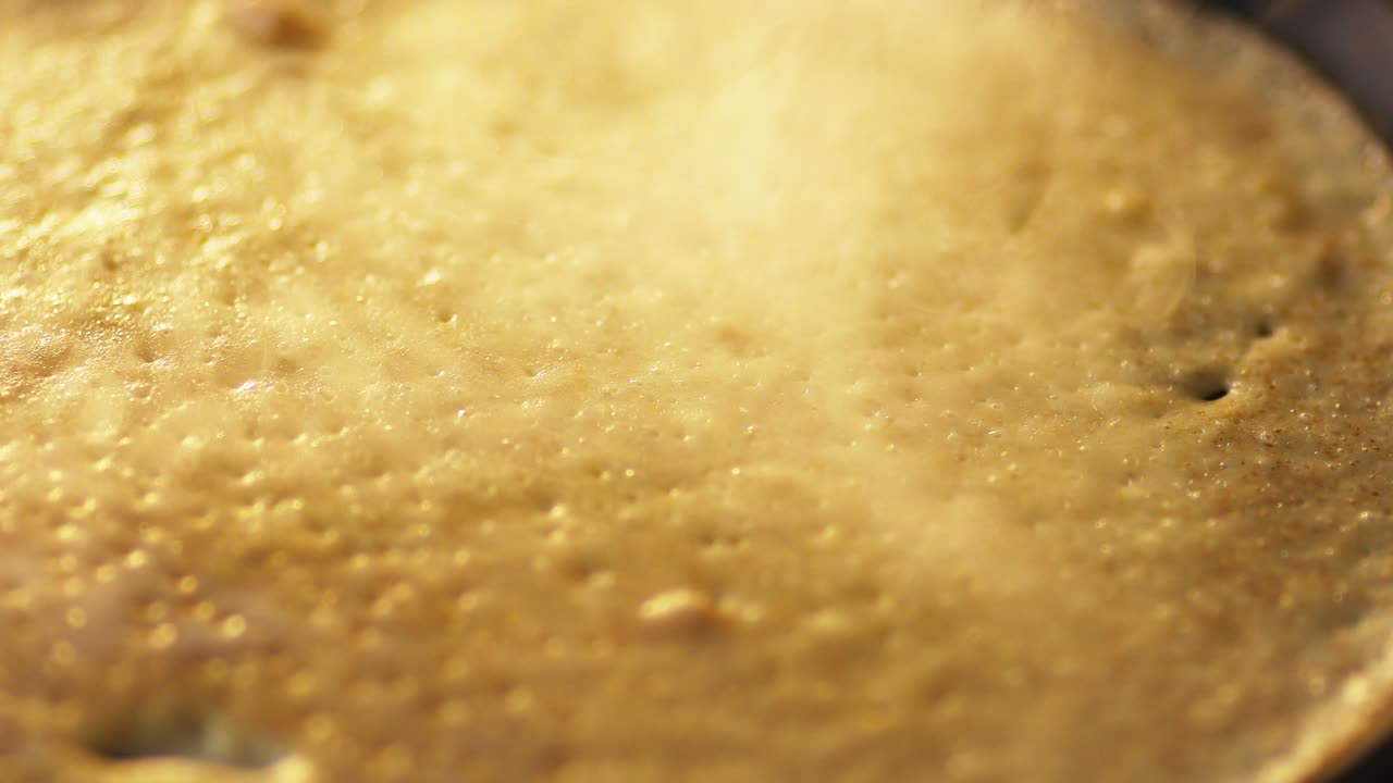김판에서 팬케이크를 는 4k 비디오. 맛있는 음식을 준비하는 동안 향기로운 안개가 상승합니다.