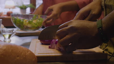 una pareja cocinando en la cocina.