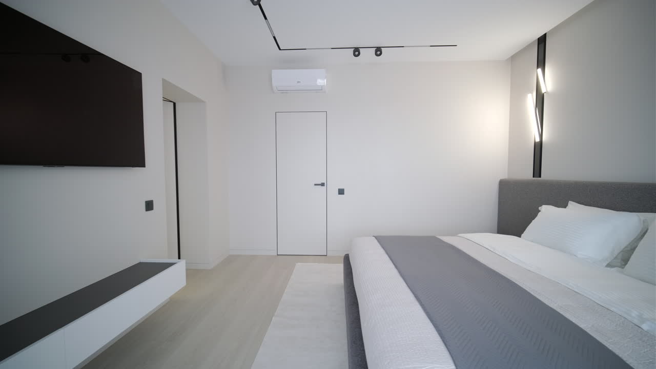 Interni di camera da letto moderna minimalista con letto e televisore