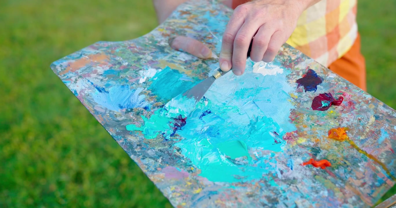 Close-up de Artista Misturando Tinta Azul e Turquesa em uma Paleta