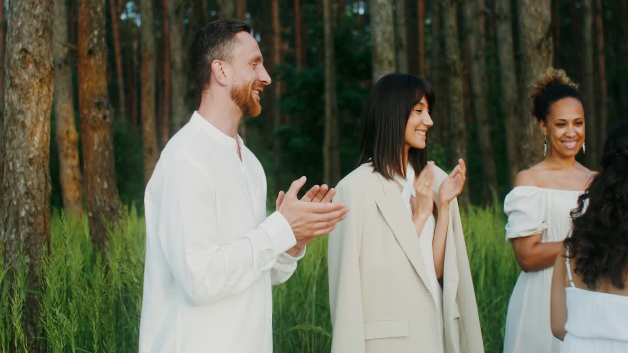 숲에서 박수를 치는 친구들