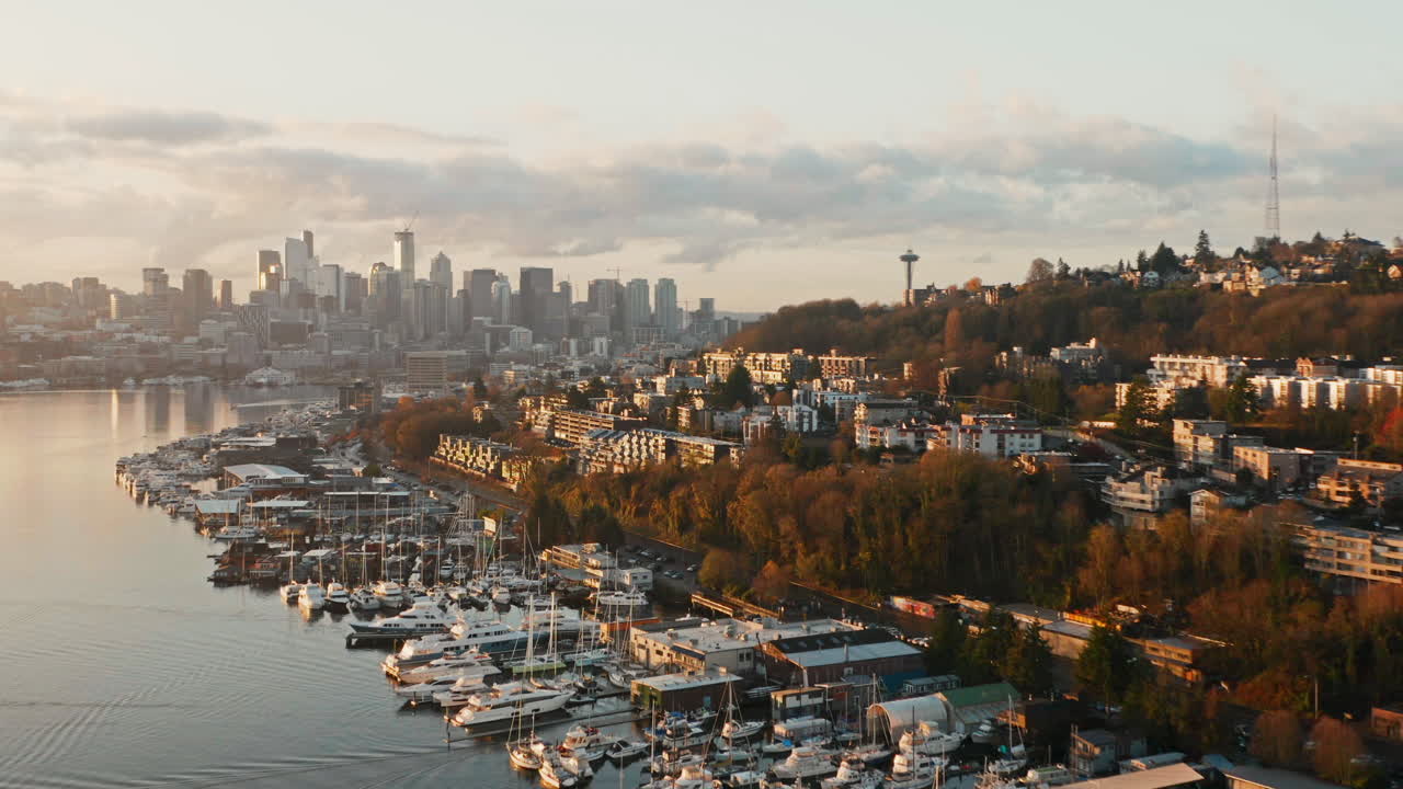 empuje aéreo de drones en lake union con el horizonte de seattle en el fondo
