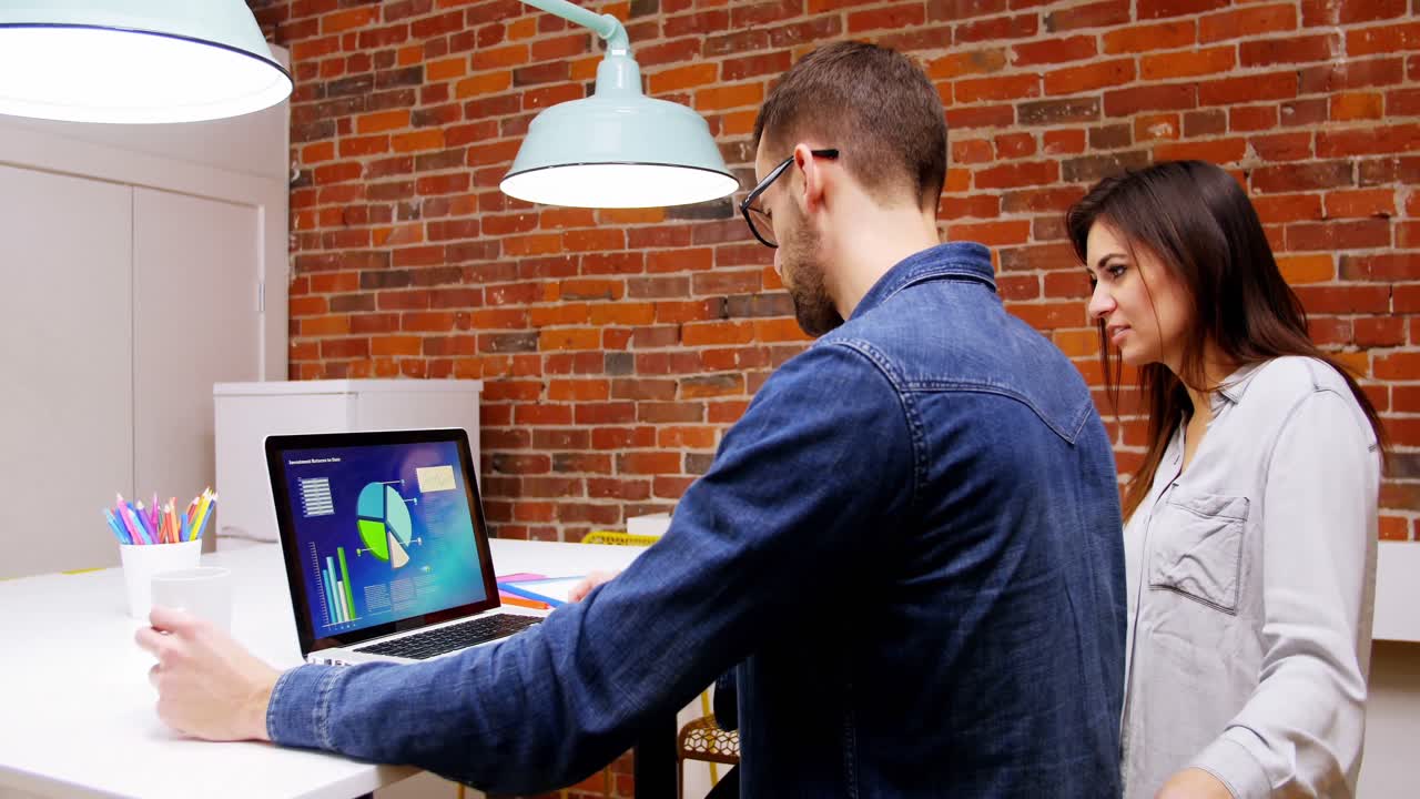 grupo de ejecutivos discutiendo sobre computadora portátil en la sala de conferencias