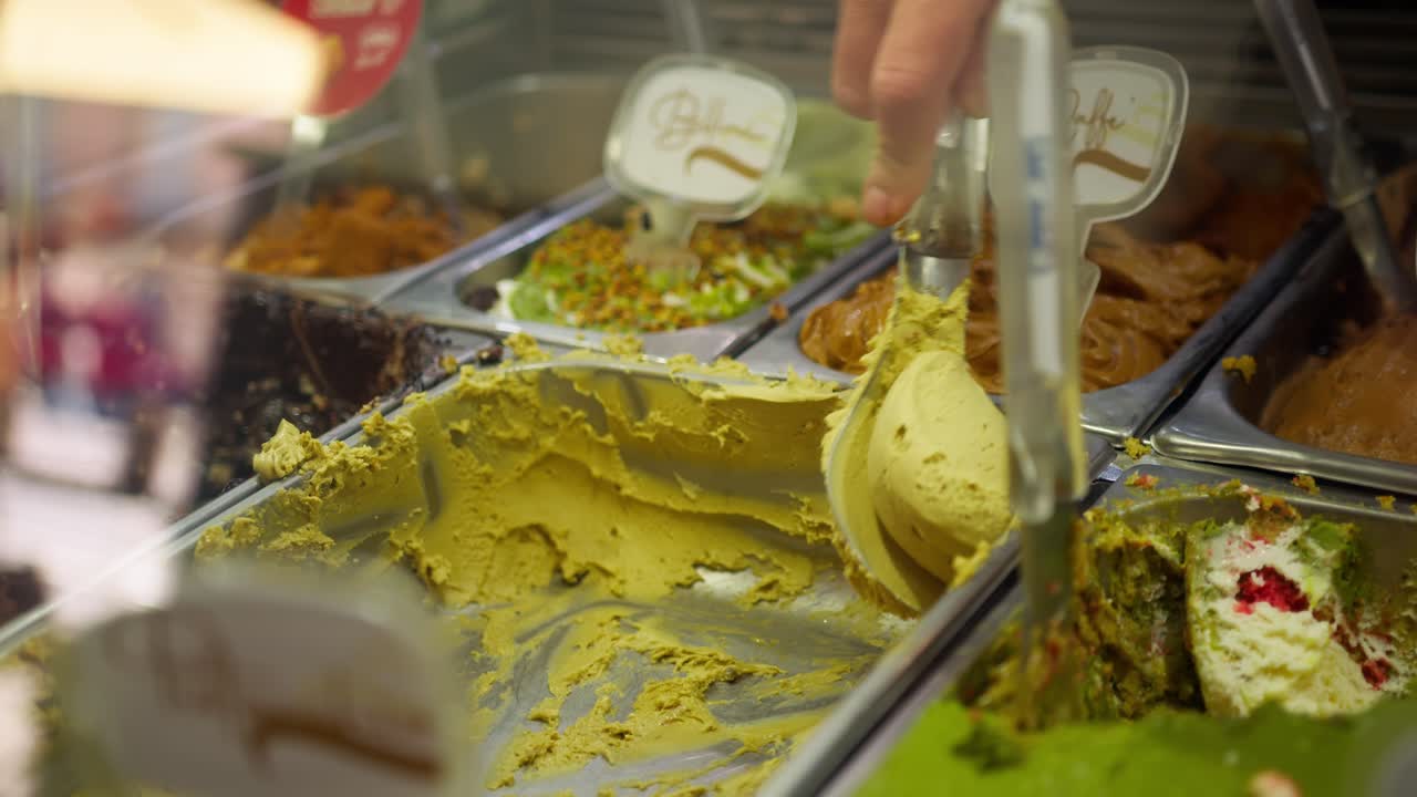 cerca de una cuchara de helado cremoso que se sirve en una gelatería en catania, sicilia