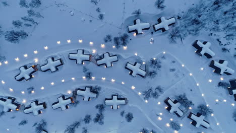 挪威雪地冰<unk>的冬天,雪地酒店kirkenes在黄昏时的空中俯瞰