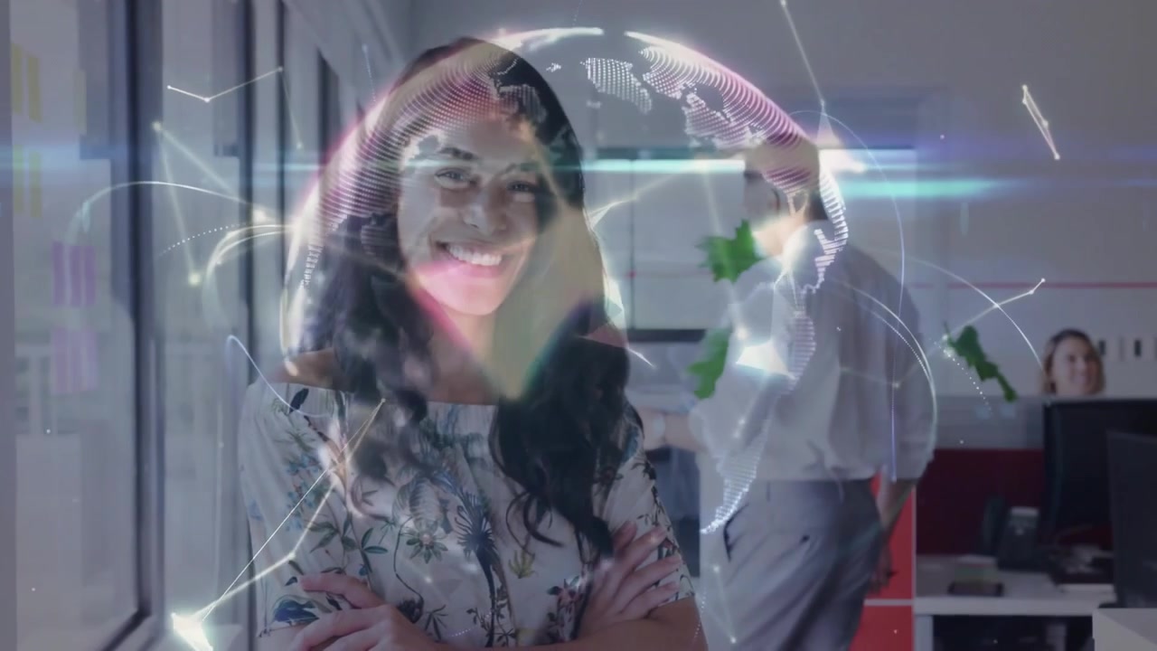 Imprenditrice Sorridente in Ufficio con Sovrapposizione di Rete Globale Digitale