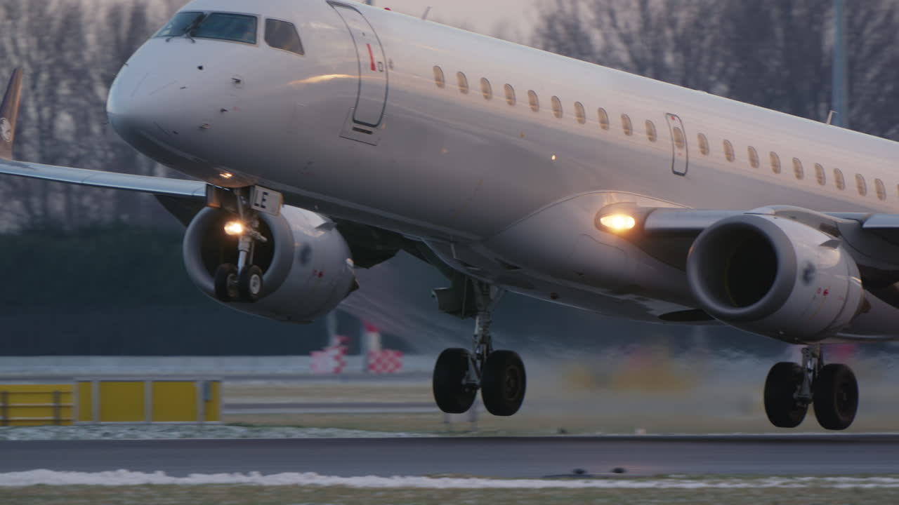 Aereo passeggeri bianco in decollo dalla pista aeroportuale