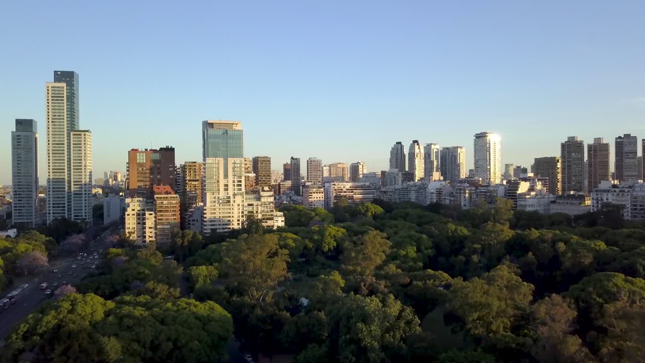 toma aérea de descenso de la plaza sicilia y el horizonte de palermo a la hora dorada, buenos aires