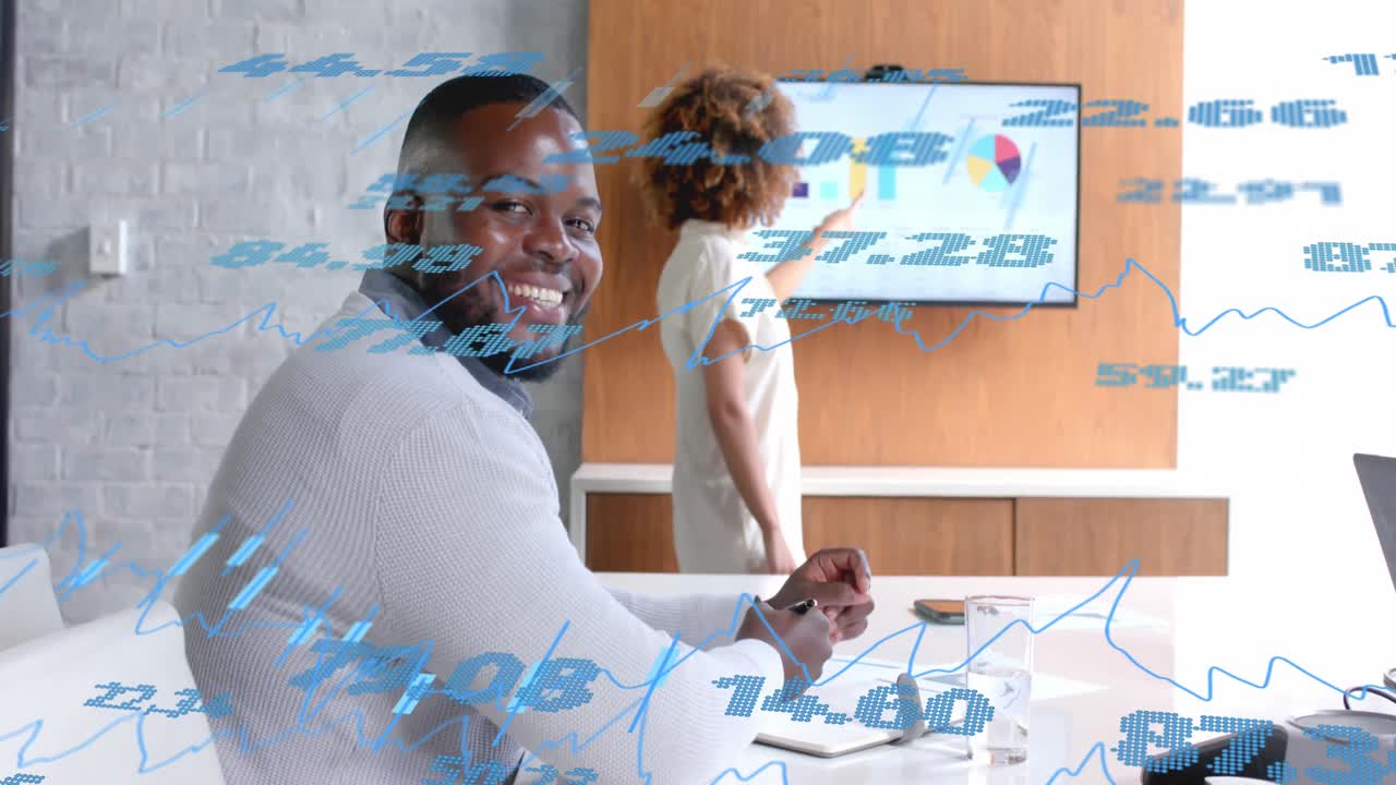 elaborazione dei dati su felice afroamericano occasionale uomo d'affari in ufficio presentazione