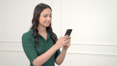 Mujer-India-Feliz-Escribiendo-En-El-Teléfono