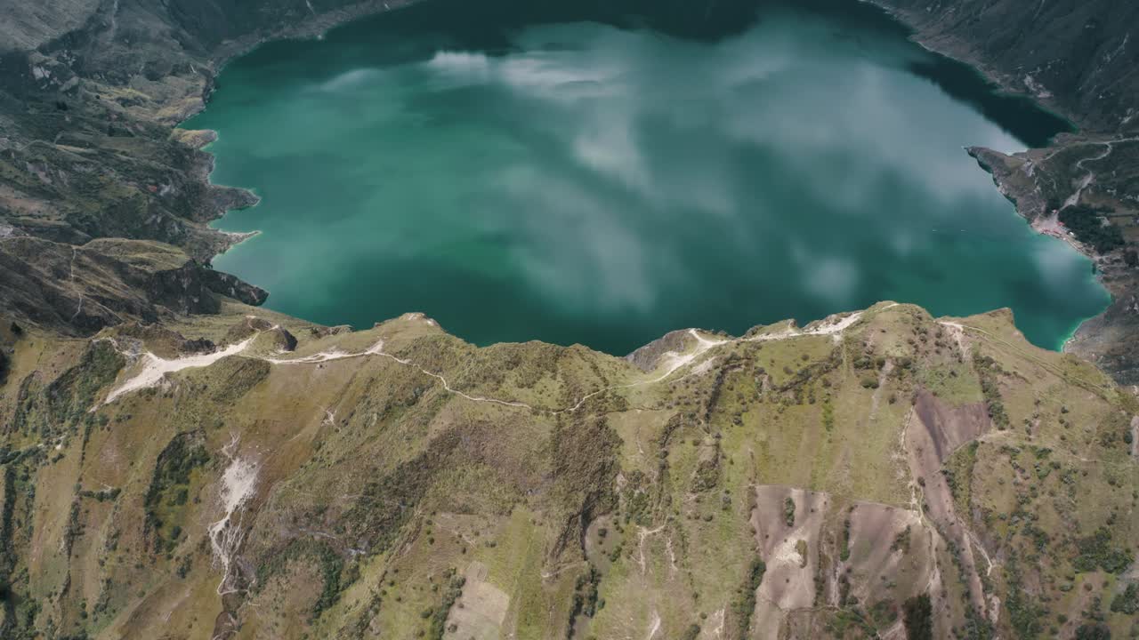 Sorvolo del lago vulcanico Quilotoa nelle Ande ecuadoriane, Sud America