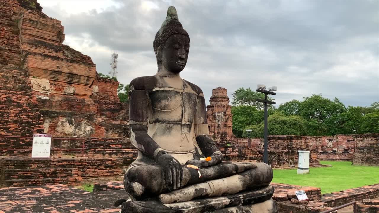 estatua budista en las ruinas de un templo en tailandia