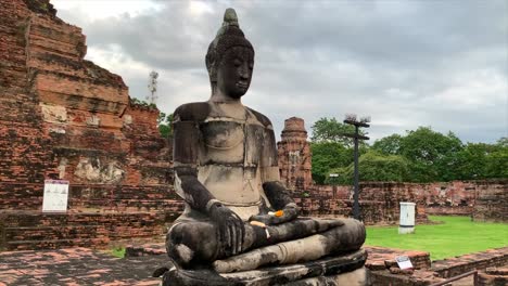 Estatua-Budista-En-Las-Ruinas-Del-Templo-En-Tailandia