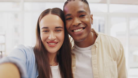 Lengua-Fuera,-Cara-Selfie-Y-Beso-De-Pareja-En-Casa