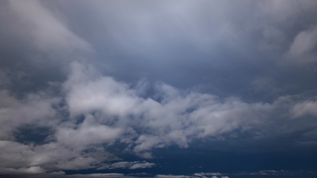 어두운 극적인 폭풍우 하늘의 시간 경과