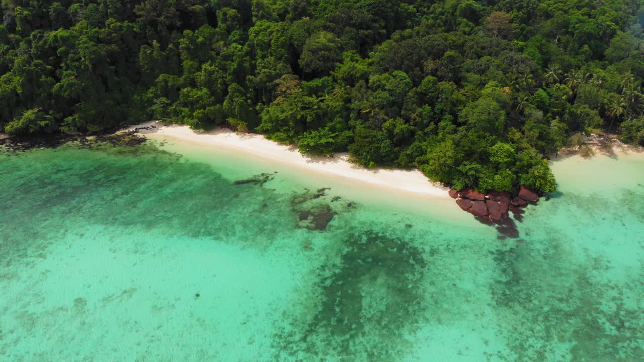 vista asombrosa del agua cristalina y el exuberante bosque koh kradan, tailandia - toma aérea