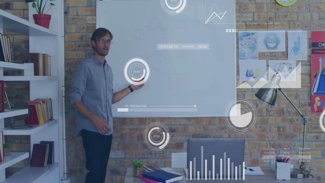 animación de diagramas y procesamiento de datos sobre empresario caucásico en una reunión en la oficina