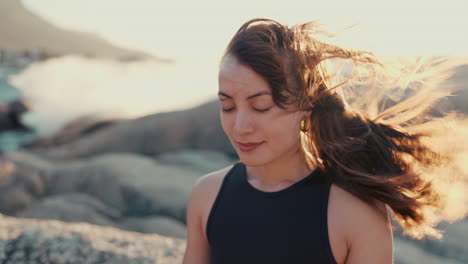 Meditation,-Frieden-Und-Entspannung-Mit-Einer-Frau-Am-Strand