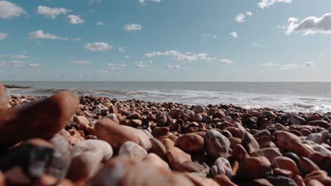 Nahaufnahme-Eines-Kieselsteinstrandes-In-Pevensey,-Südengland-An-Einem-Sonnigen-Tag