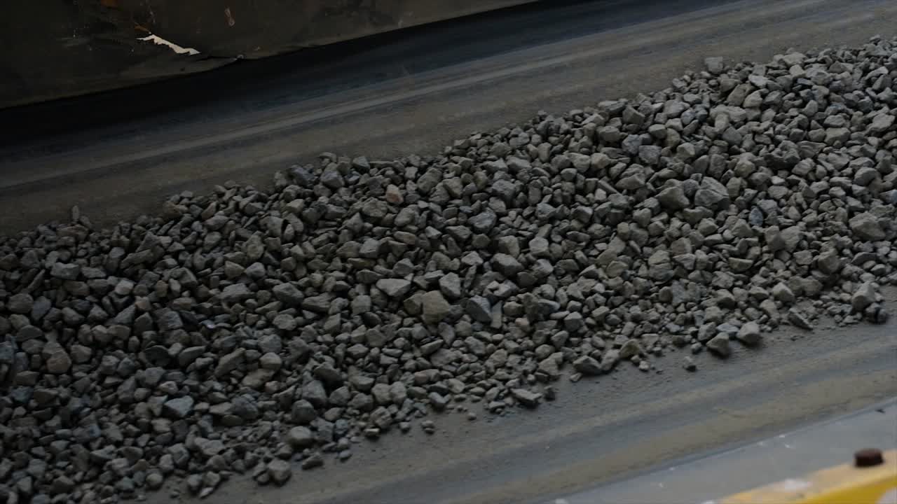 피더는 컨베이어 벨트를 통해 냉장고에서 건조기에 애그리 ⁇ 을 공급합니다.