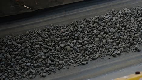 feeder supplies aggregate from the cold bin to the dryer via a conveyor belt