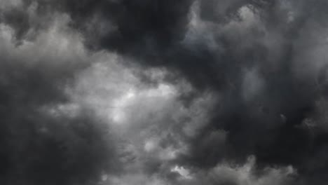 Blick-Auf-Einen-Blitz,-Der-In-Einen-Sturm-Einschlägt,-Dunkle-Wolken