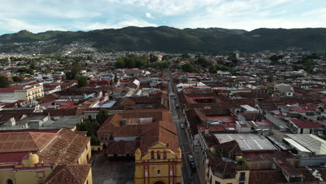 Drohnenaufnahme,-Die-Frontal-Den-Abstieg-Zu-Einer-Der-Hauptkirchen-Von-San-Cristobal-De-Las-Casas-In-Mexiko-Zeigt