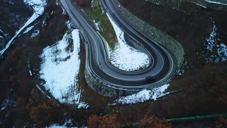 Imágenes-De-Drones-De-Vehículos-Que-Viajan-Por-Las-Carreteras-Ventosas-Del-Norte-De-Italia-Y-La-Ciudad-De-Verres