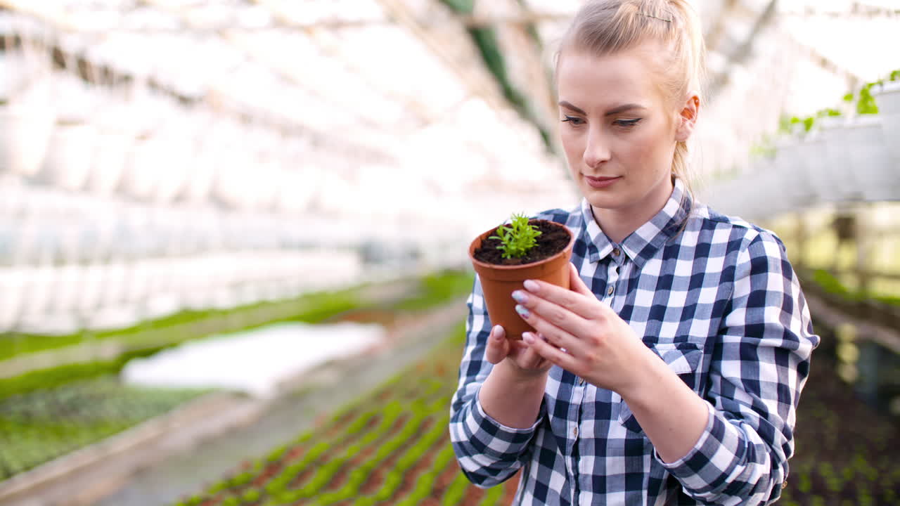 화분을 조사하는 젊은 여성 식물학자 12