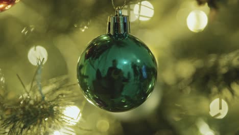 árbol de navidad y adornos con luces